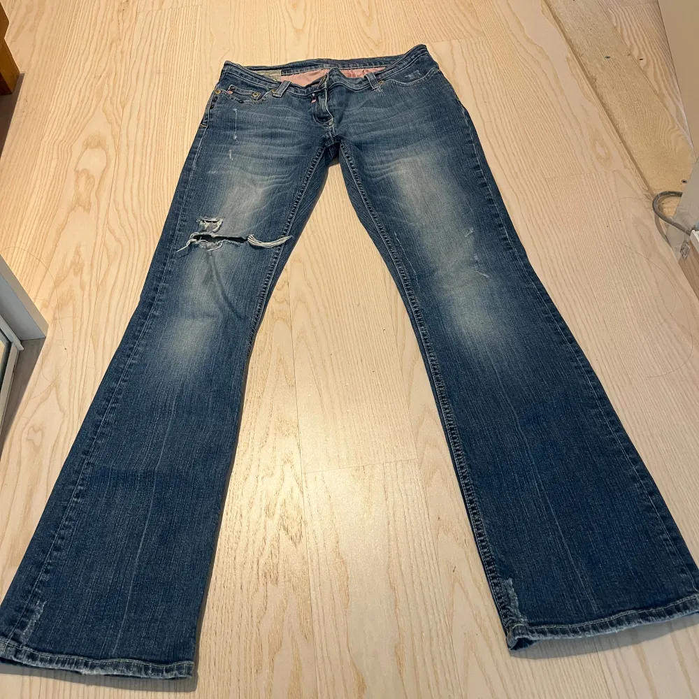 Jättesnygga Low waist jeans med hål💗. Jeans & Byxor.