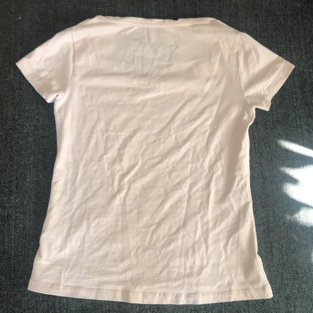 (Den ska tvättas igga fläcken) En ljus rosa T-shirt med storlek S från Lager 157 för 50kr säljs från mig, om ni är intresserade kan ni kontakta mig❤️❤️ . T-shirts.