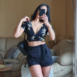 Korta shorts  - ☆Toppen säljs också i profilen☆ Bekväma korta skjorts inför varmaste dagen på sommaren, som har blivit för stora för mig.🖤🖤 •Jag är 173cm (xs) •Alltid nytvättat innan utskick 