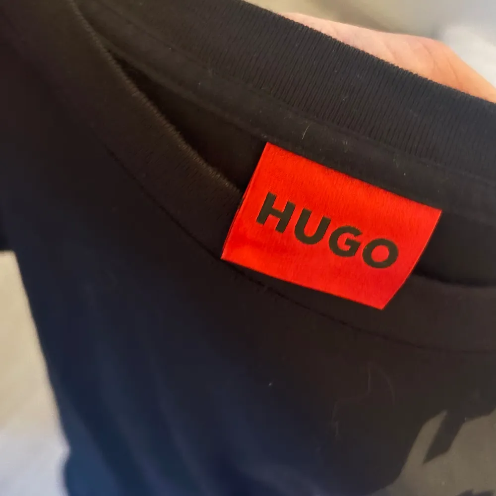 T-Shirt i storlek S från Hugo Boss. Tröjan är väldigt lite använd och är som nyskick. Storlek S Pris 300 + frakt. T-shirts.