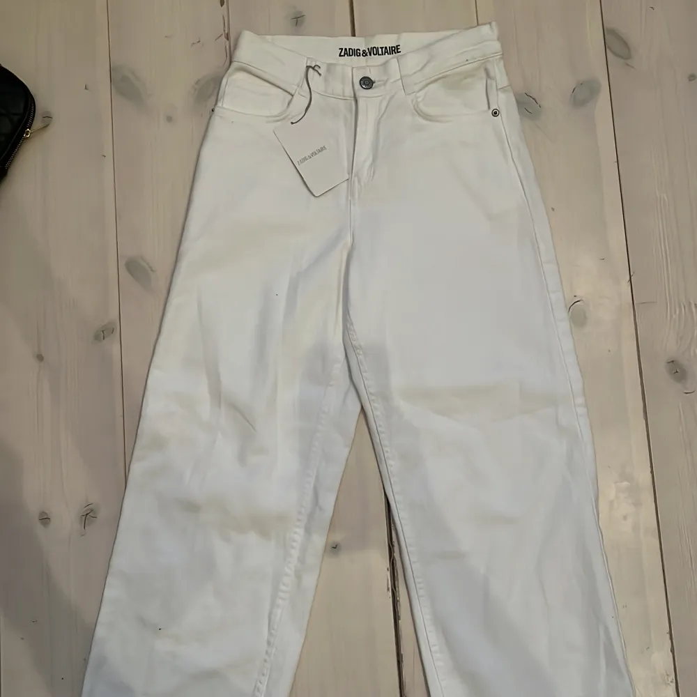 Säljer dessa helt oanvända Zadig jeans då dem inte passade.  Dem har även kvar prislappen! Skriv om det är något.. Jeans & Byxor.