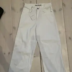 Säljer dessa helt oanvända Zadig jeans då dem inte passade.  Dem har även kvar prislappen! Skriv om det är något.