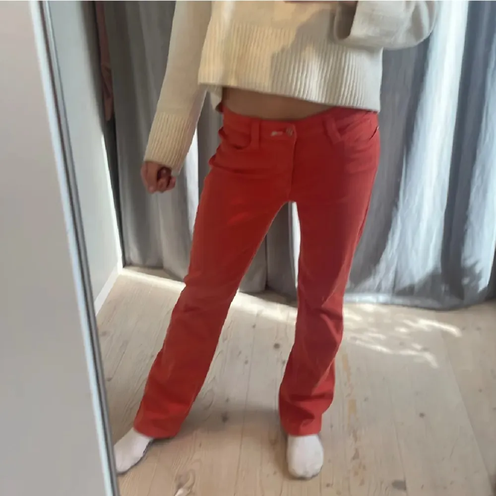 Jätte snygga och coola jeans. Färgen är en blandning av orange och röd.. Jeans & Byxor.