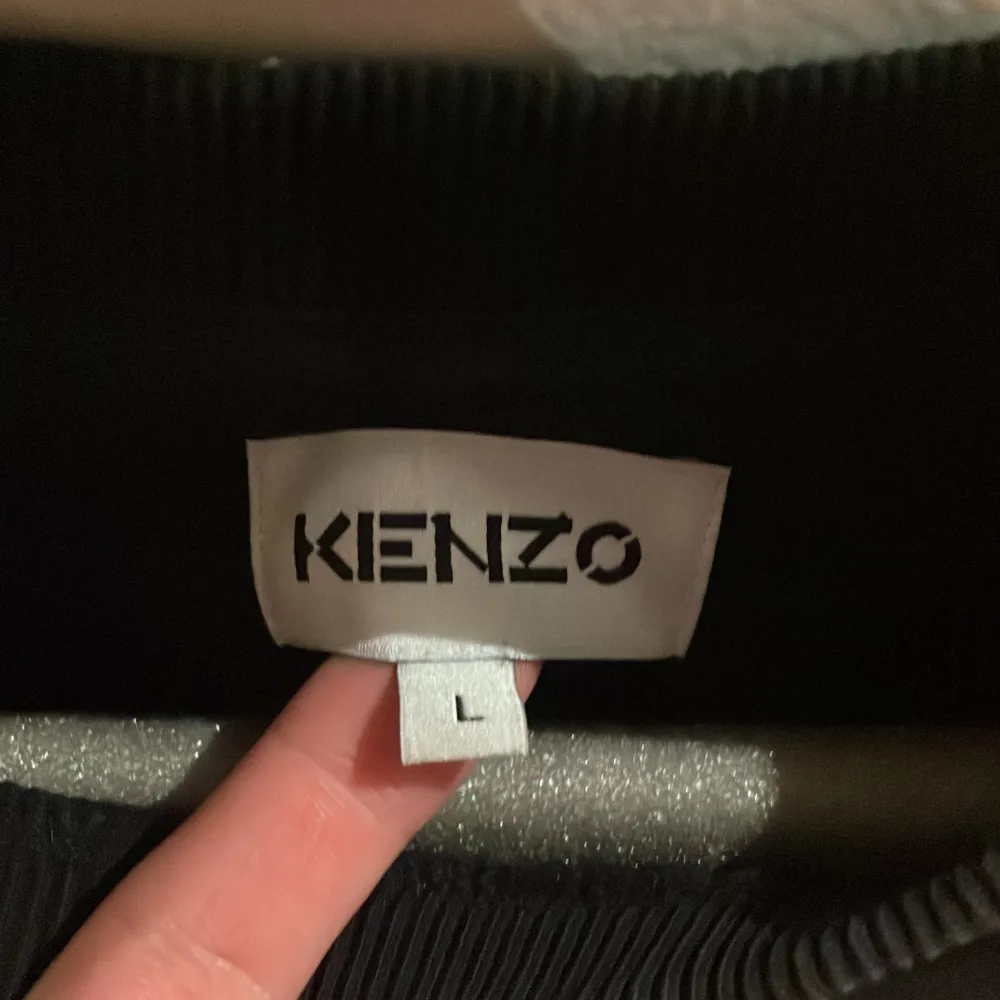 Äkta Kenzo sweatshirt köpt från Nk i Göteborg Storlek: L (passar M)  Bra skick . Hoodies.