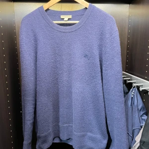 Burburry tröja 100% Kashmir  - Säljer denna sparsamt använda burburry tröja gjort i Kashmir  Storlek S men passar M | Skick 10/10