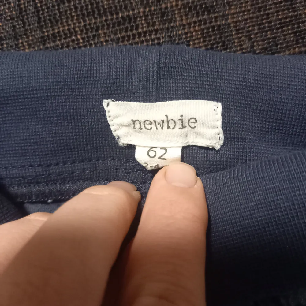 Blå jeans i storlek 62 från Newbie. Tunt bomullsfodrade. I fint begagnat skick, inga hål eller fläckar.  Tvättad i parfymfritt tvättmedel och utan sköljmedel. . Jeans & Byxor.