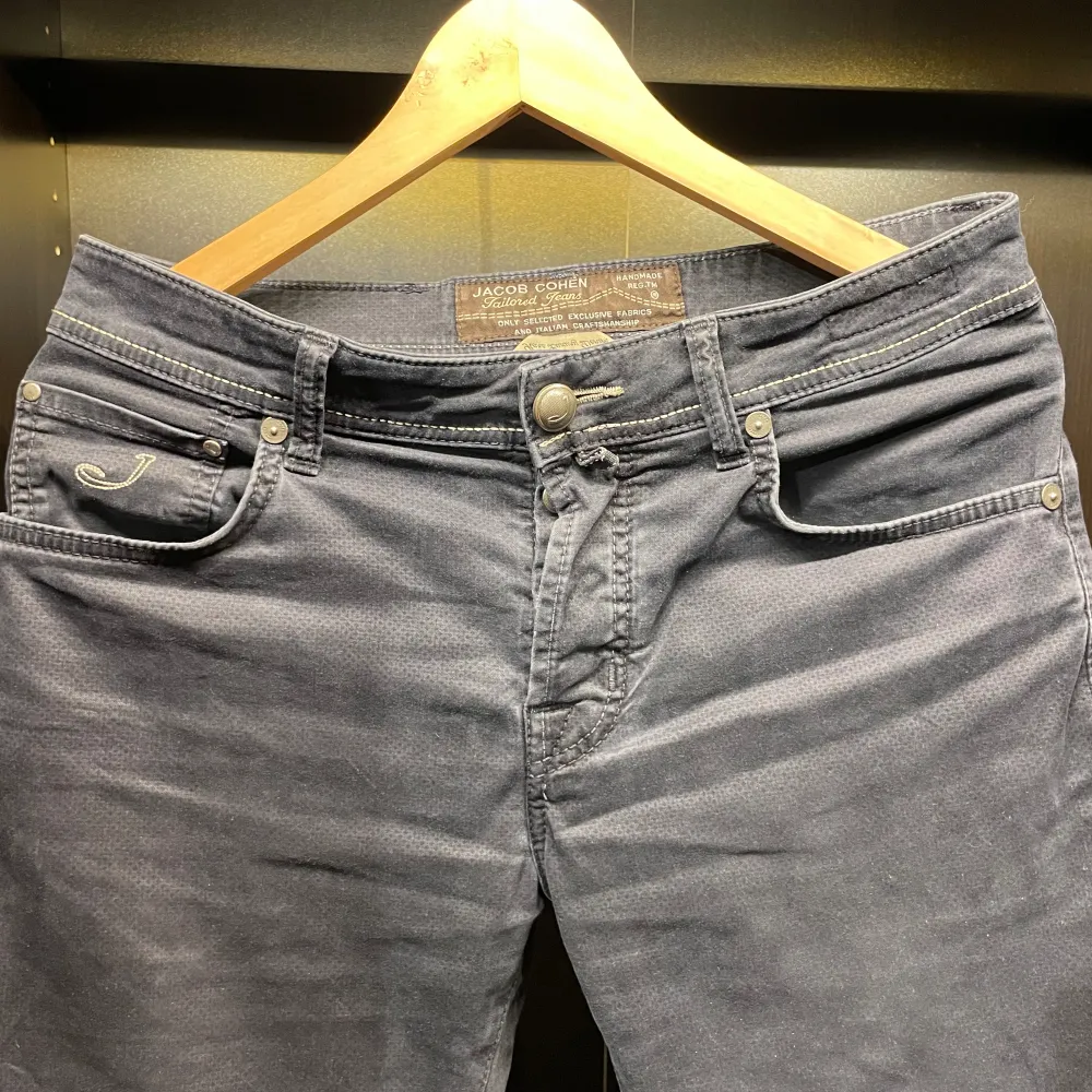 Hetaste jeansen på marknaden just nu. Ett par jacob cohen jeans i mörkblå färg. Nypris 5399 mitt pris 899 Storlek W33 | Skick 10/10. Jeans & Byxor.