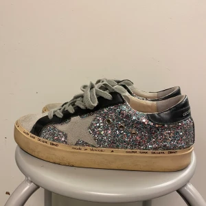 Golden goose skor  - Fina golden goose sneakers i stl 38💓 2 deffekter under sulorna (se sista 2 bilderna), men inget man stör sig på! Annars gott skick❤️