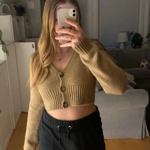 Kroppad kofta  - En lite kortare kofta med knappar som även går att knäppa upp om man skulle vilja det. Använd ett fåtal gånger. Skriv gärna om du har några frågor innan du tycker på köp🫶🏻