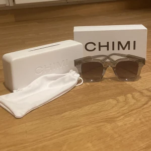 Chimi 04 grey  - Hej! Säljer mina chimis 04 grey som är perfekta inför sommaren! Köpta på Åhléns för 1199! Inga defekter och inga repor som man tydligt kan se på andra bilden då repor syns väldigt tydligt med blixt! Skriv vid minsta fundering!