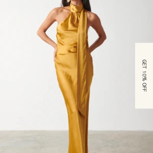 Balklänning från Pretty Lavish - Helt ny balklänning från Pretty Lavish (Chloé Scarf Maxi Dress) aldrig använd med prislapp kvar. Perfekt till bal, sittning eller som bröllopsgäst. Bilder från hemsida samt sista bilden lånad. Köpt för nypris 1800kr inklusive frakt och tull!