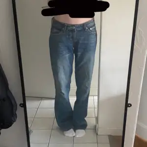 Blåa jeans från weekday i modellen Arrow. Något slitna i hälarna, köpt för typ 500? ❤️‍🔥 har även ett par likadana i stel 27/32 längre ner i min profil!!