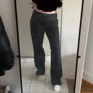 Svarta jeans från lager 157. Modellen icon. Fint skick. Köpt för 400 kr. Har ett par likadana i blått på min profil!! ❤️‍🔥