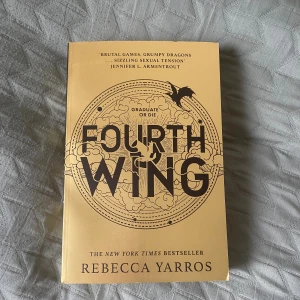 FOURTH WING by Rebecca Yarros  - Bok på engelska, oläst och i gott skick. 