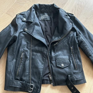 Läderjacka  - Äkta läderjacka från Saints & Mortals i storlek S, passar på mig som vanligtvis bär S/M🤍 fint skick utan defekter, skriv för funderingar! :)
