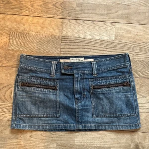Jeanskjol - Perfekt lågmidjad jeans kjol. Midjemått 38cm rakt över. Längd 26 cm. Köp via köp nu ❤️‍🔥