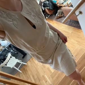 Klänning - Linneklänning i fint skick, lite stor på mig men sitter nog bättre på någon med storlek 38/ M