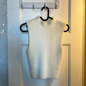 Chiquelle knit topp - Köpte denna söta topp 2021 och tyvärr har den inte kommit till användning som jag hoppades på. Den har en figurnära passform och formar.  Nypris: 150