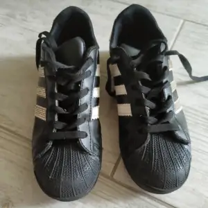 Svarta adidas i bra sick, stl 36