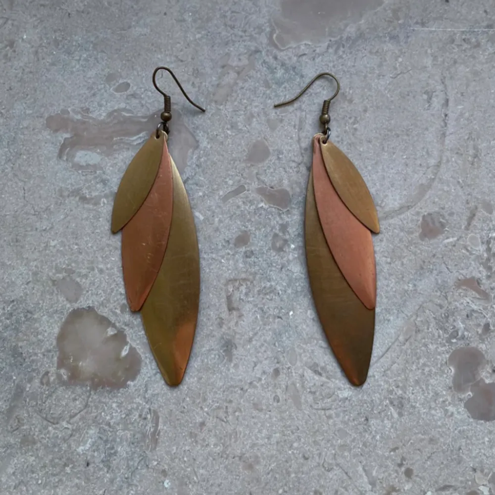 Artisanal Copper & Brass crafted Earrings.  Handmade with a Layered Leaf Design.  Made in Chile  Very Good Condition.. Accessoarer.
