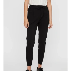 Vero Moda Loose String Pants - Säljer ett,näst intill oanvänt, par stilrena byxor i ett skönt material!  Nypris: 399kr