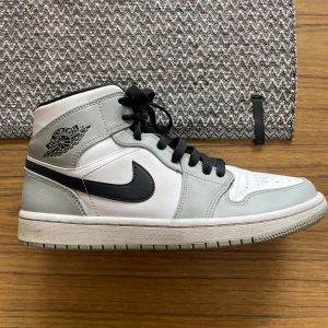 Jordan 1s light smoke greys mids - Light smoke greys, använt ett par gånger så väldigt fint skick.