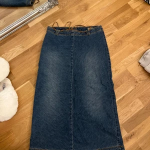Långkjol  - Långkjorl i jeans. 