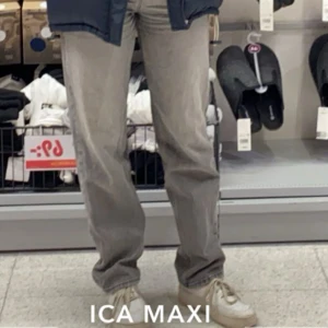 Högmidjade grå jeans från gina - Högmidjade grå jeans från Gina 