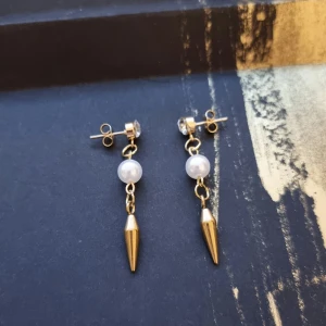 Handgjorda örhängen  - Handgjorda örhängen●Följ :@ekjewelryofficial🤲 ● 💎Material- 18k guldpläterad metall, pärlor, rostfritt stål och zirconia ●Örhängeskrokar -Hypoallergen metall. Nickel fri. Längd -4cm. 