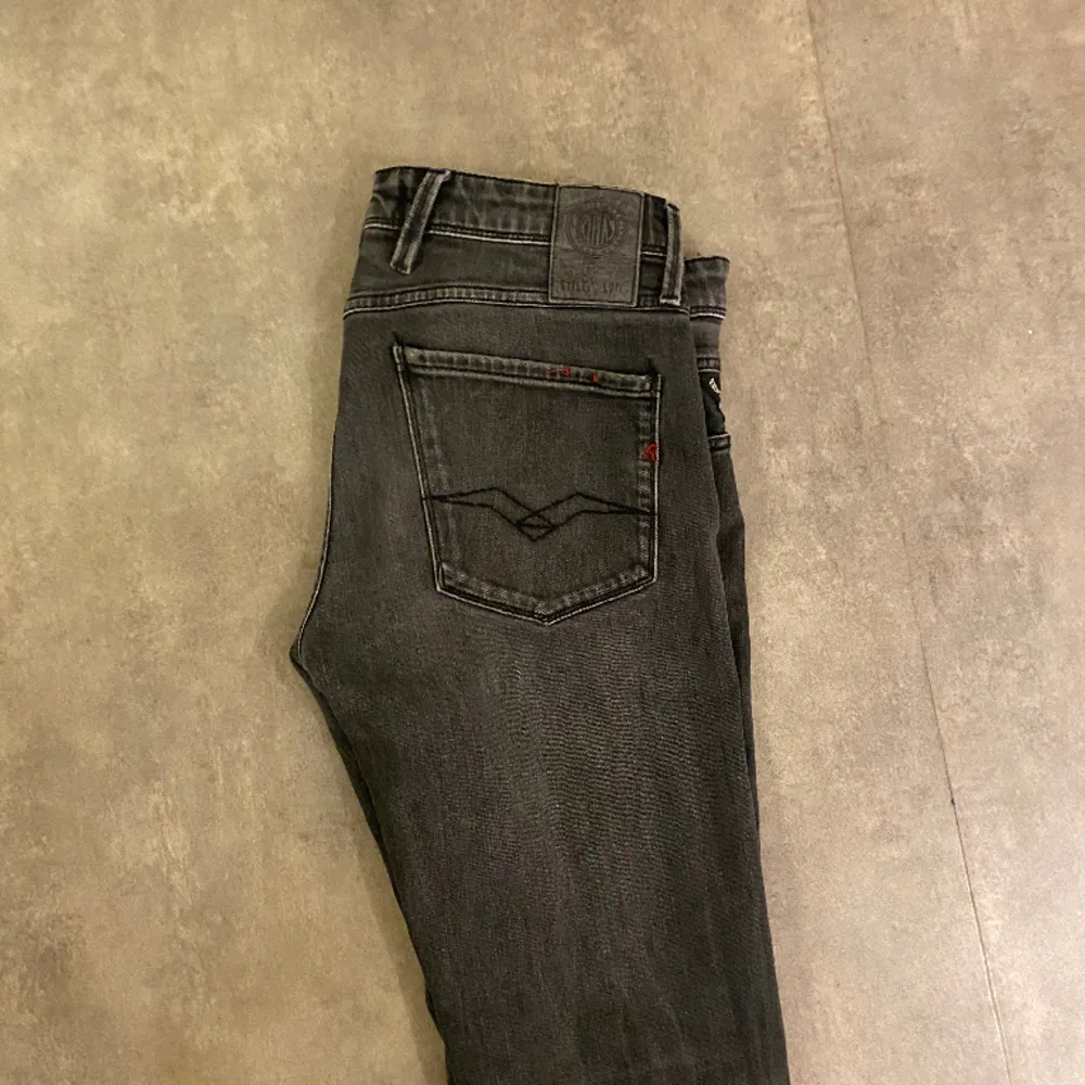 Riktigt feta Replay Anbass jeans i färgen grå, storlek 32/32 men sitter mindre. Väldigt fint skick. Hör av dig vid funderingar🙌. Jeans & Byxor.