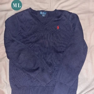Ralph Lauren Tröja - Säljer en riktigt snygg Ralph Lauren Tröja för ett bra pris. Storleken är XS. Skriv gärna för mer info och bilder 