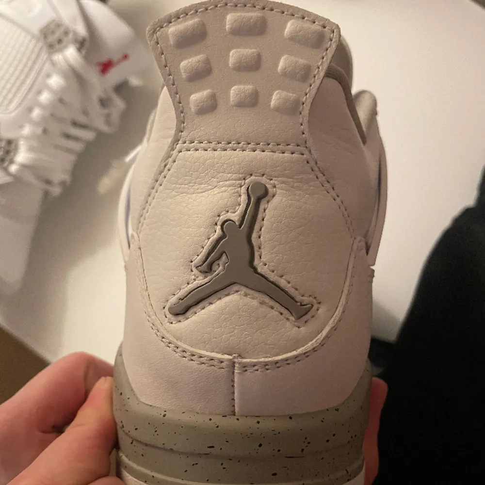 Jordan 4 Oreo i storlek 44,5 i väldigt bra skick, tar byten mot allt möjligt så skicka de ni har att byta!  . Skor.