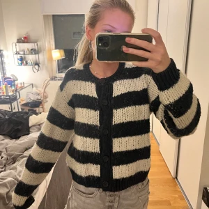 Randig tröja - Jättefin och mysig stickad tröja! Den är mörkblå och vit randig😆