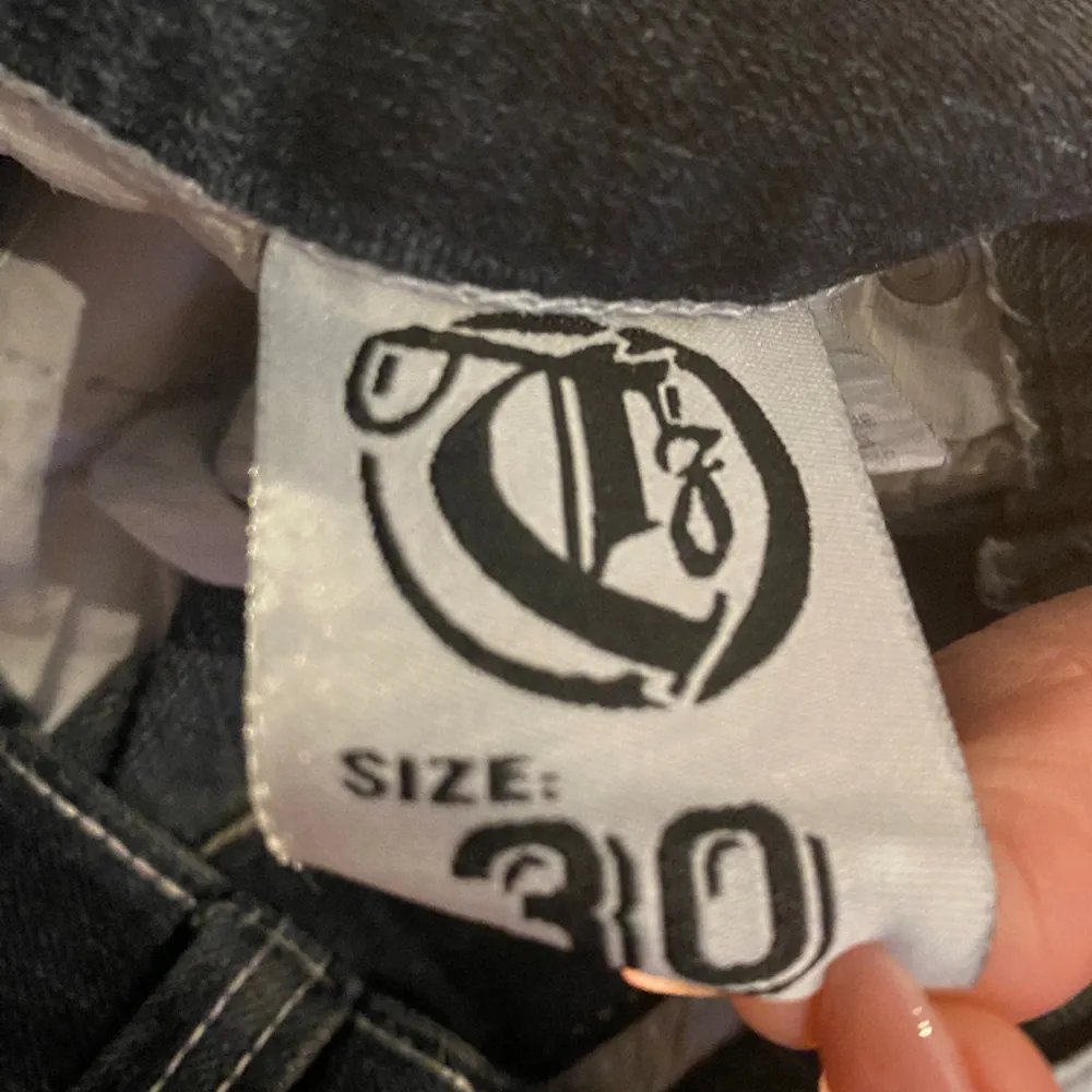 baggy jeans som ej används längre. Snyggpassform för både tjejer o killar. Det är bara att fråga om bilder antingen på mig (168 tjej) eller min brosa (192 kille). Jeans & Byxor.