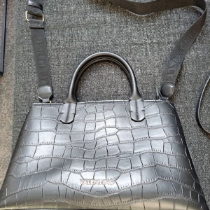 Väska - Säljer min Valentino väska.  Nypris 1275, kvitto finns. 