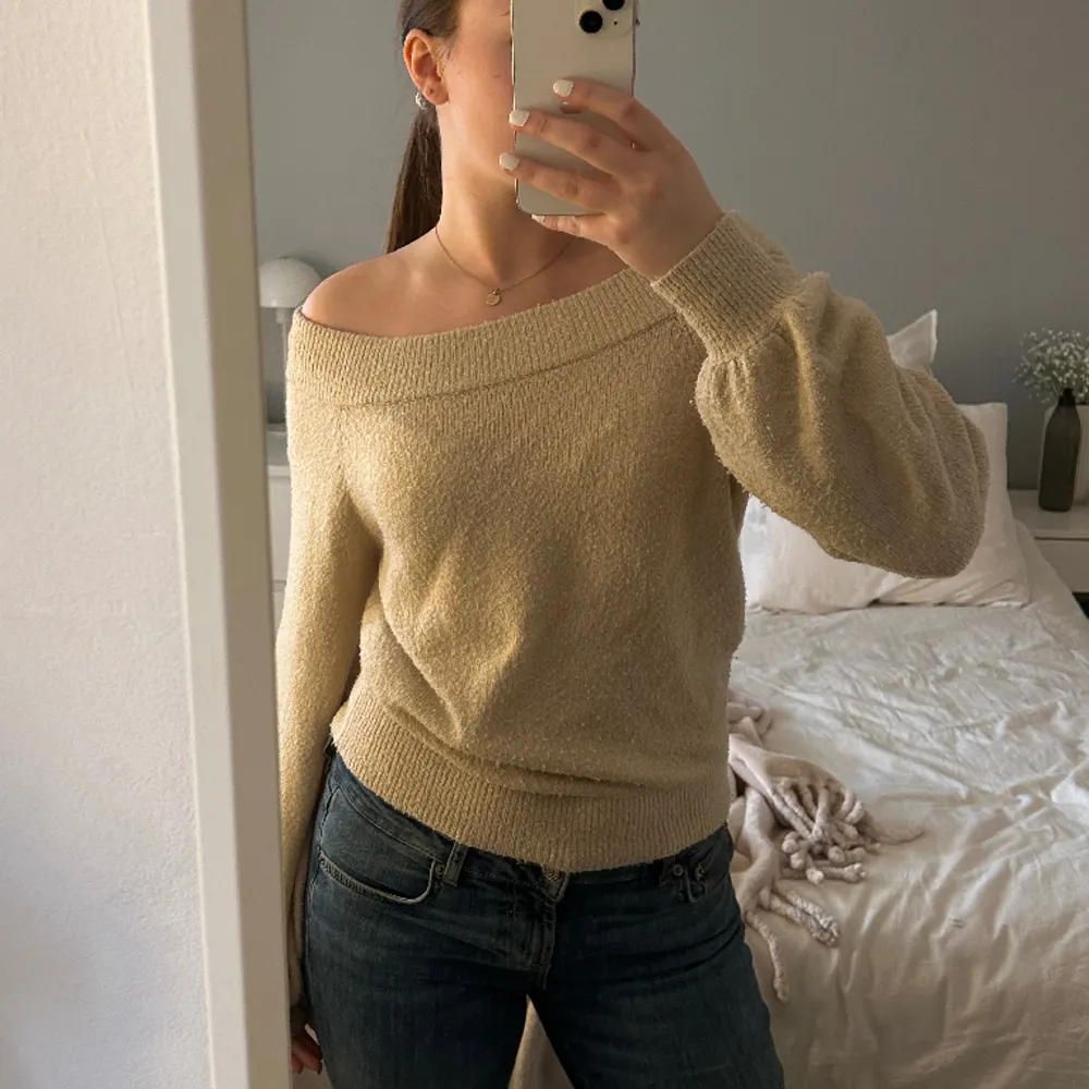 En beige off shoulder tröjan från ginatricot💓💓. Stickat.