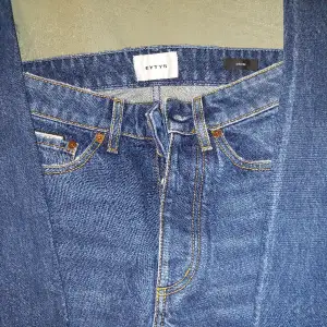 EYTYS dark wash Straight jeans i modellen ORION. Storlek 26/24 men skulle pass någon med 28/32 också. För flera frågor eller bilder, skriv 💞