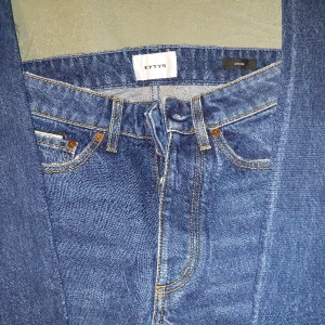 EYTYS JEANS  - EYTYS dark wash Straight jeans i modellen ORION. Storlek 26/24 men skulle pass någon med 28/32 också. För flera frågor eller bilder, skriv 💞