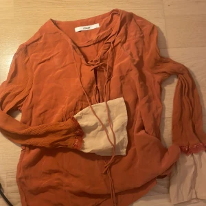 Blus i silke  - Söt blus i 100 % silke ( mullbär) 