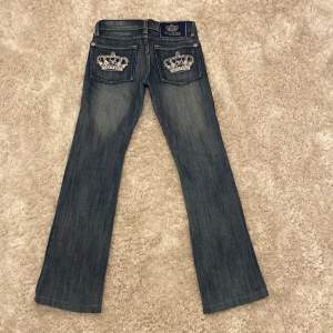 Lågmidjade äkta Victoria Beckham jeans. Storlek 25, innerbenslängd är 72 cm, rakt över midjan 35 cm. Säljer då dem tyvärr är för korta för mig. Mycket bra skick!🩷🩷
