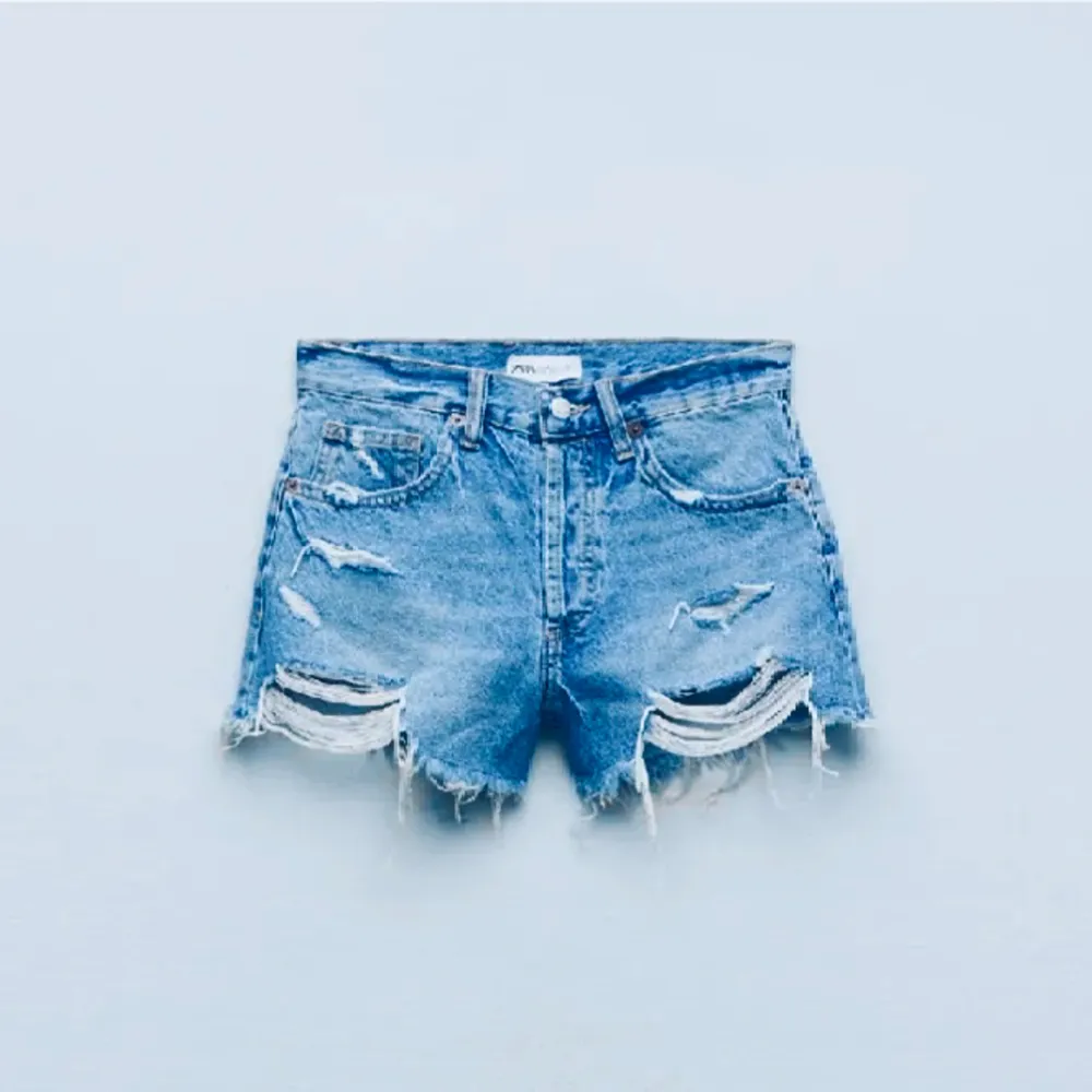 Mörk blå jeans shorts från Zara. Använd antal gånger. Kontakta mig vif frågor eller intresse . Shorts.