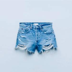 Mörk blå jeans shorts från Zara. Använd antal gånger. Kontakta mig vif frågor eller intresse 