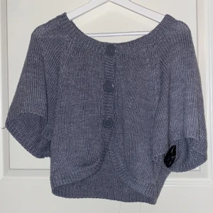 Stickad plus - En fin stickad blus, kan antingen bäras själv eller som en cover up över ett linne etc 