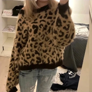 Leopard tröja - Tjocktröja med leopardmönster från H&M. En gammal kollektion som ej finns kvar. Oversized fit så passar någon mellan XS-M❤️❤️ (första två bilderna är lånade)