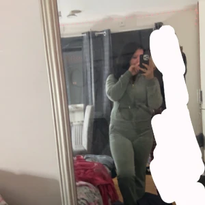 Säljer mitt gröna juicy set  - storlek i byxorna e xs o i tröjan e de s inget fel på dom använda 2-3 gånger så inget fel på dom 