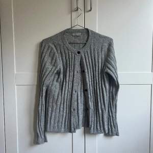 En superskön och elegant cashmere kofta. Perfekt nu när det är lite kyligare ute. Aldrig använd då jag har många andra koftor. Vet inte storleken men passar mig som vanligtvis har Xs och S. Säljer för 300kr + frakt.