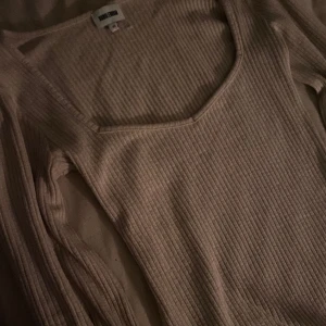 Långärmad tröja -  Beige Långärmad, den e jätte fin men säljer för den it passar mig. Har bara testat den o ingen skada🤍
