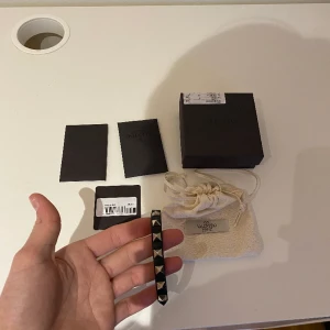 Valentino armband - Tja säljer detta feta valentino armbandet med allt og!