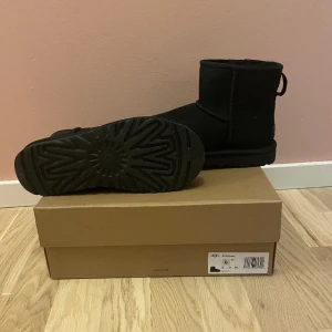 Svarta Ugss helt nyköpt storlek 37 - Helt oanvända Uggs i färgen svart storlek 37. Ny pris 2199kr, säljer för 2000kr. Säljer dem på grund av att det var för små, ich vi inte hade tid att lämna tillbaka dem!💕