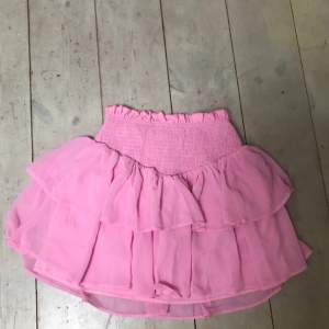 Jättegullig rosa kjol till sommaren, storlek S men stor i storleken så skulle säga att den sitter som en M. Säljer den då den är lite för stor.💕